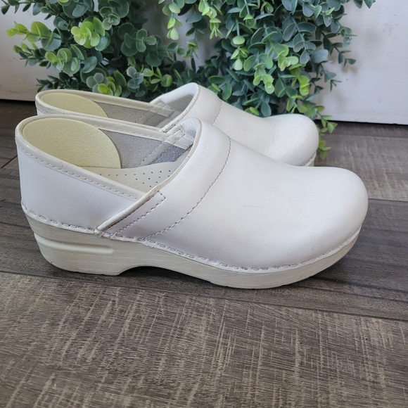 Dansko Professional White Leather Nurse Slipon Clogs Women's EU 36 US 5.5/6 - Picture 2 of 9